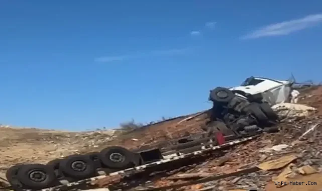 KONTROLDEN ÇIKAN TIR ŞARAMPOLE YUVARLANDI