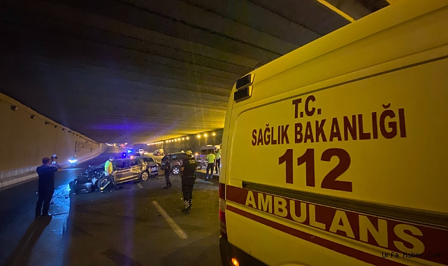 OTOMOBİL KARŞI YÖNDEN GELEN OTOMOBİLLERE ÇARPTI: 5 YARALI
