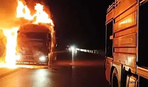 ŞANLIURFA'DA  TIR ALEVLERE TESLİM OLDU