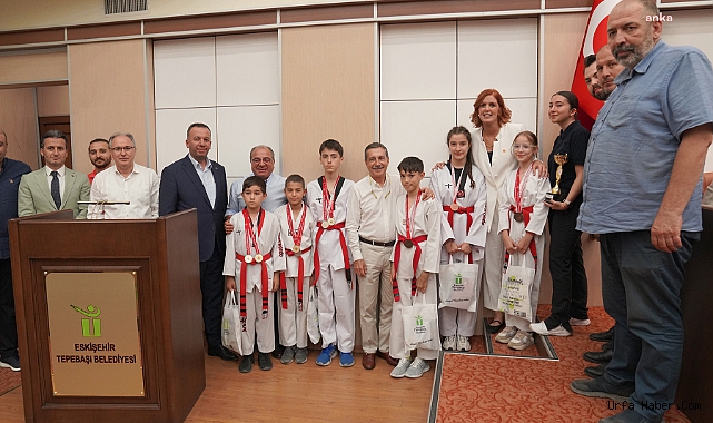 TEPEBAŞI'NIN BAŞARILI SPORCULARI, BELEDİYE MECLİSİ'NE KONUK OLDU