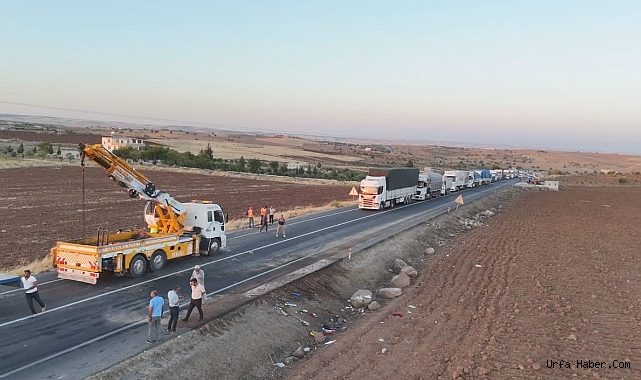 TRAKTÖR YÜKLÜ TIR DEVRİLDİ: 1 YARALI
