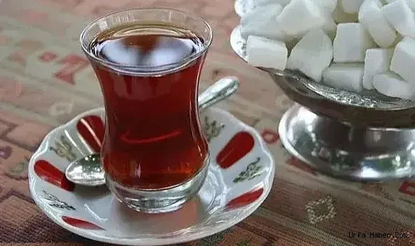 "VATANDAŞLARDAN ÇAY ZAMMINA BÜYÜK TEPKİ: ARTIK ÇAY BİLE İÇEMEZ HALE GELDİK