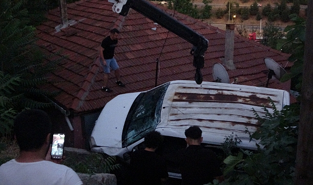 YOKUŞTA KAYAN ARAÇ GECEKONDUNUN ÜZERİNE DÜŞTÜ