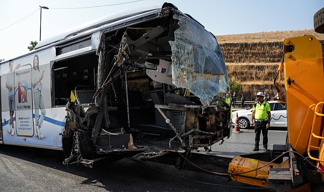İSTANBUL VALİLİĞİNDEN METROBÜS KAZASI AÇIKLAMASI: 1 ÖLÜ, 50 YARALI