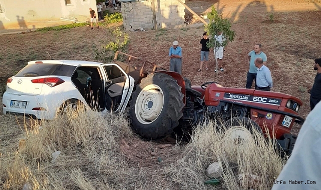 ŞANLIURFA'DA OTOMOBİL İLE TRAKTÖR ÇARPIŞTI: 4 YARALI