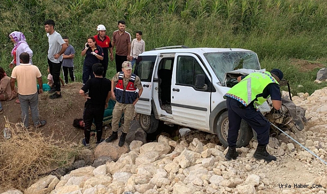 ŞANLIURFA'DA MİNİBÜS İLE HAFİF TİCARİ ARAÇ ÇARPIŞTI: BİR ÖLÜ, 8 YARALI