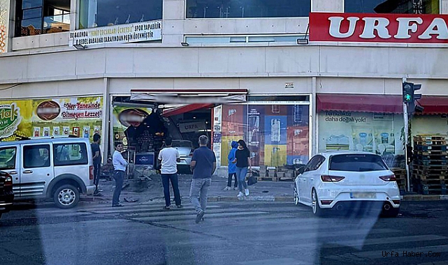 ŞANLIURFA’DA OTOMOBİL MARKETİN İÇİNE DALDI
