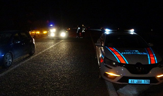 MALATYA'DA OTOMOBİL YAYALARA ÇARPTI: 2 ÖLÜ, 1 YARALI