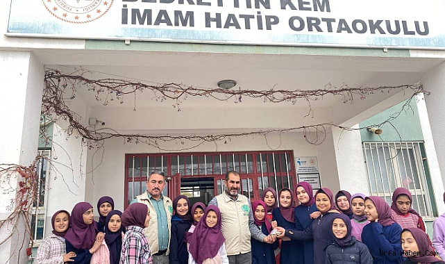ŞANLIURFA'DA ÖĞRENCİLER HARÇLIKLARINI GAZZE'YE GÖNDERDİ