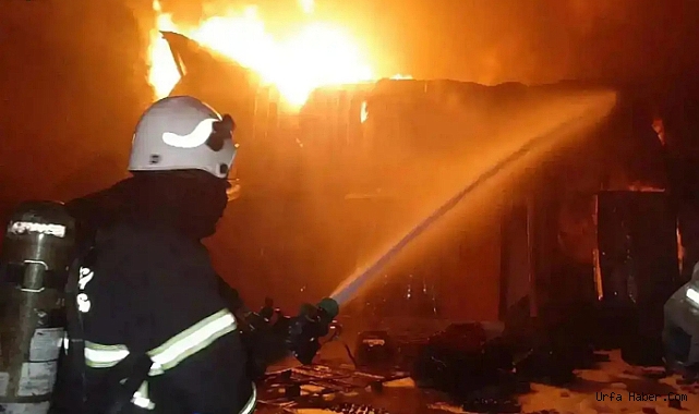 ŞANLIURFA-DİYARBAKIR YOLUNDA TIR YANGINI: KABİN TAMAMEN YANDI