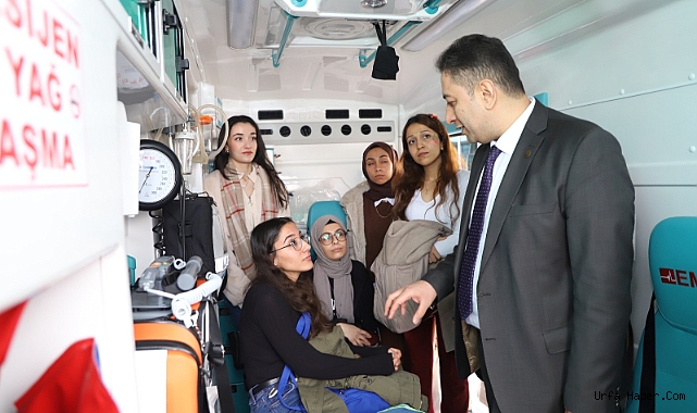 SAĞLIK MÜDÜRÜ ÖĞRENCİLERE AMBULANSI TANITTI