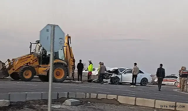 URFA'DA FECİ OLAY! OTOMOBİL İŞ MAKİNESİNE ÇARPTI!