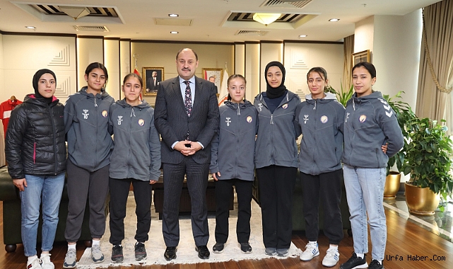 BAŞKAN GÜLPINAR, HENTBOLCU KADINLARA SAHİP ÇIKTI