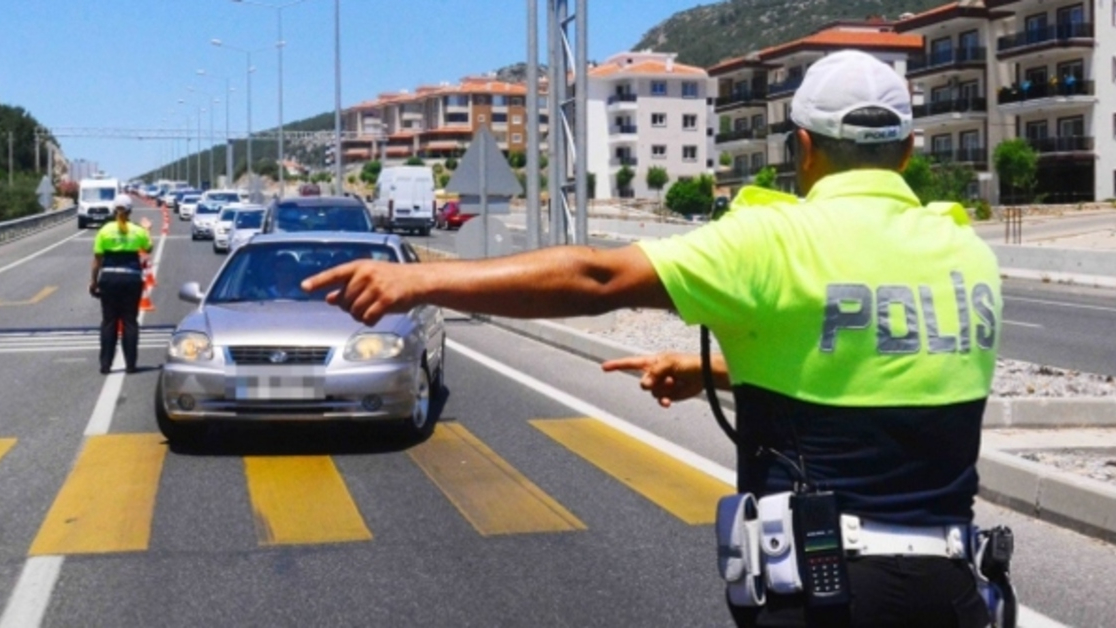 TRAFİKTE SIKI DENETİM: 487 BİN SÜRÜCÜYE İŞLEM YAPILDI