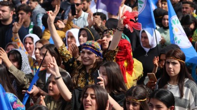 Hilvan'da Newroz ateşi yakıldı