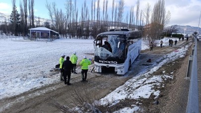 Yolcu otobüsü şarampole devrildi: 1 ölü, 25 yaralı