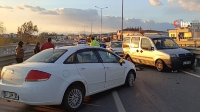 Antalya'da 3 Araçla Zincirleme Kaza: 2 Yaralı