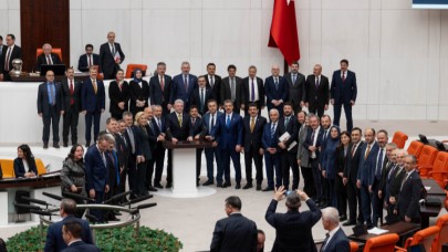 Emeklilere 4 Bin Lira İkramiye Meclis'ten Geçti!