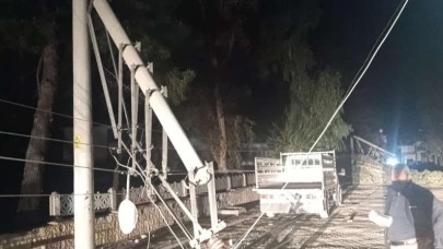 Şiddetli Fırtına Birecik’te Hayatı Felç Etti