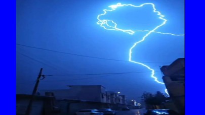 Ceylanpınar’da Elektrik Direğine Yıldırım Düştü!