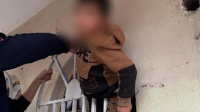 Pencereye Sıkışan Çocuk, İtfaiye Tarafından Kurtarıldı