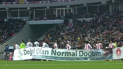 “Doğal Doğum” Pankartı Sosyal Medyayı Alevlendirdi