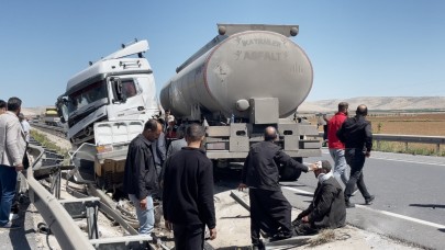 Şanlıurfa’da Tır otomobil İle  Çarpıştı: 4 yaralı