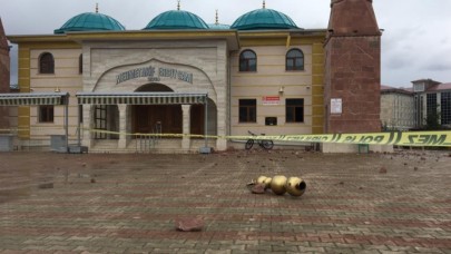 Cami Minaresine Yıldırım Düştü