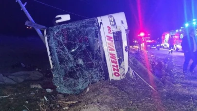 Van'da Yolcuları Taşıyan Otobüs Devrildi: 28 Yaralı