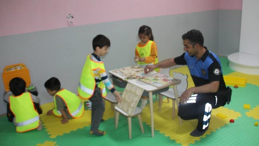 Polisten Çocuklara Oyun Merkezi Sürprizi!