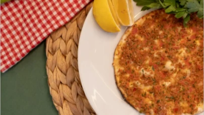 3 Bin TL'lik Lahmacun İsyanı: "Altın Tozuyla Mı Yapıyorlar?"