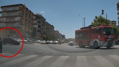 Ters Yönden Gelen İtfaiye Aracı  Otomobile Çarptı: 3 Yaralı
