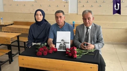 Maganda Kurşunuyla Ölen Öğrencinin Masası Güllerle Süslendi
