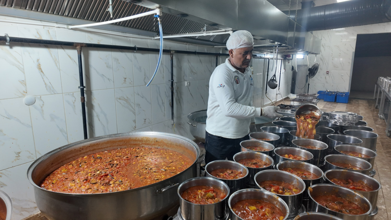 Haliliye , İhtiyaç Sahiplerine Sıcak Yemek Hizmeti Verdi