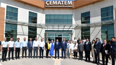 Vali Şıldak’tan Gençlere Hem Ziyaret Hem Hediye!