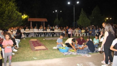 Urfa’da Muhtar Halkı Topladı, Parkta Şölen Yaptı