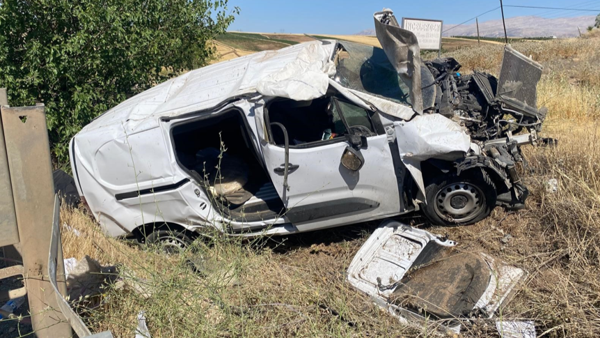 Şarampole Yuvarlanan Araçta Feci Kaza: 1 Ağır Yaralı Var
