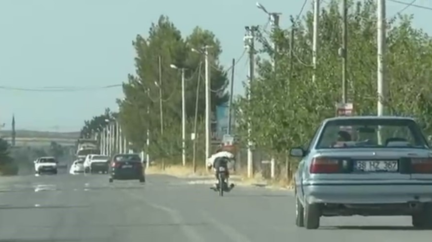 Trafikte Tehlikeli Anlar: Motosikletli Kuralları Aştı