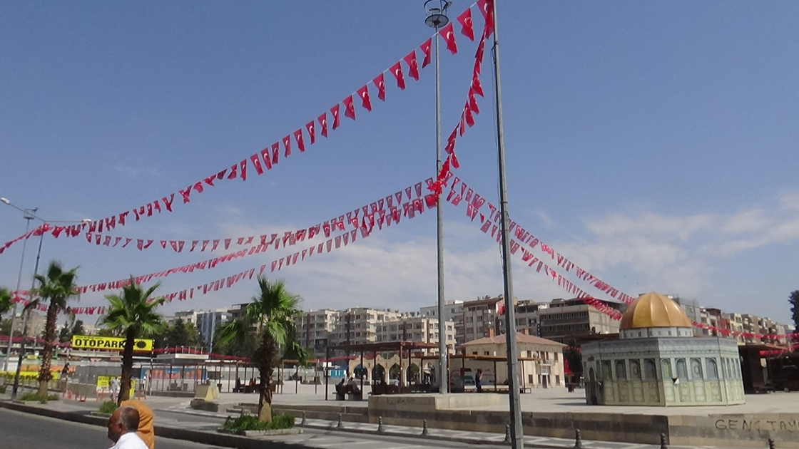 Şanlıurfa Ay Yıldızlı Bayraklarla Donatıldı