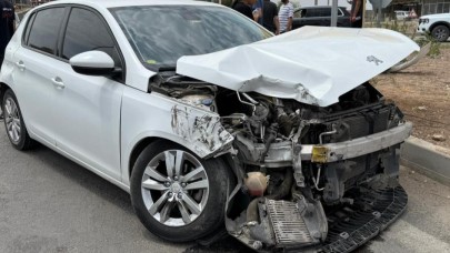 Feci Kaza: Kamyonet ve Otomobil Çarpıştı, 2 Kişi Yaralandı