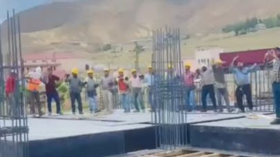 Düğün Salonunda Müziğe Eşlik Eden İşçiler Gülümsetti