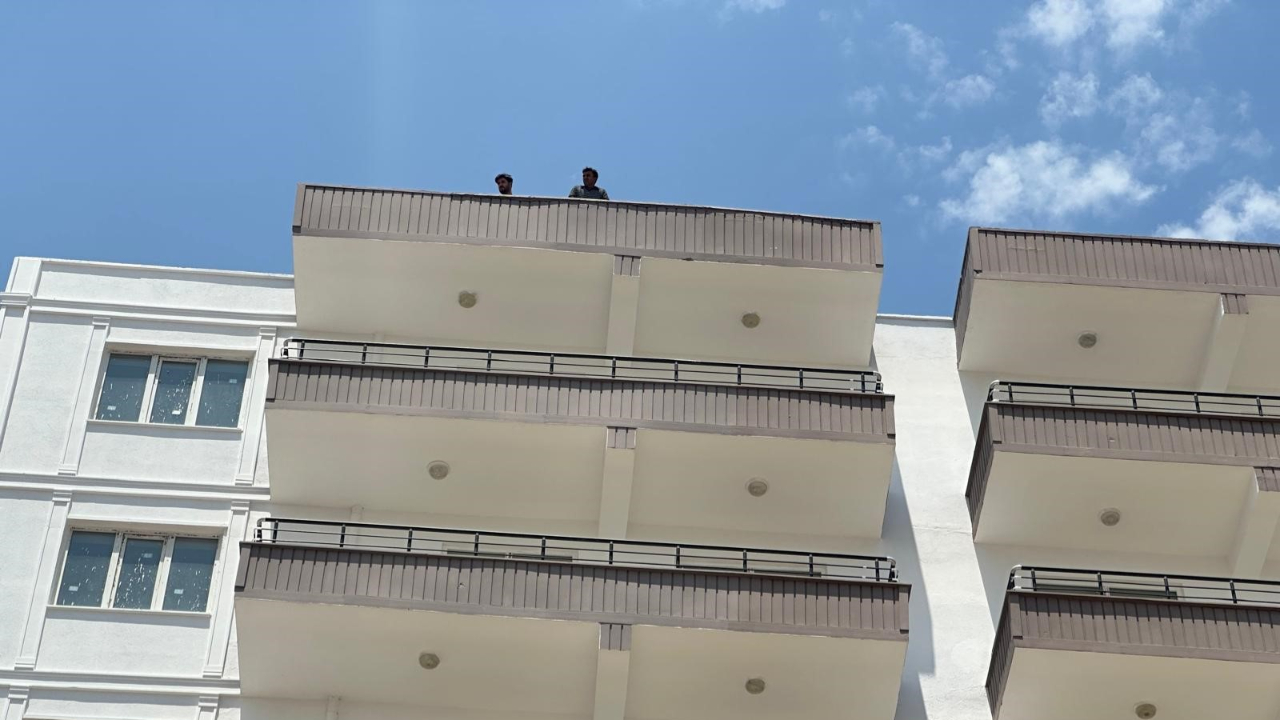 İki İşçi Paralarını Alamadıkları İçin Çatıya Çıktı!