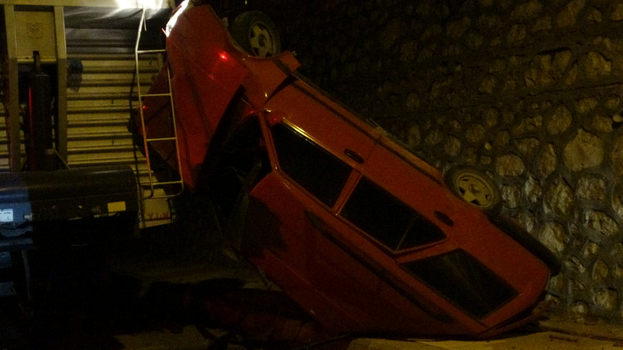 Minibüsle Çarpışan Otomobil Alt Caddeye Düştü, 1 Yaralı