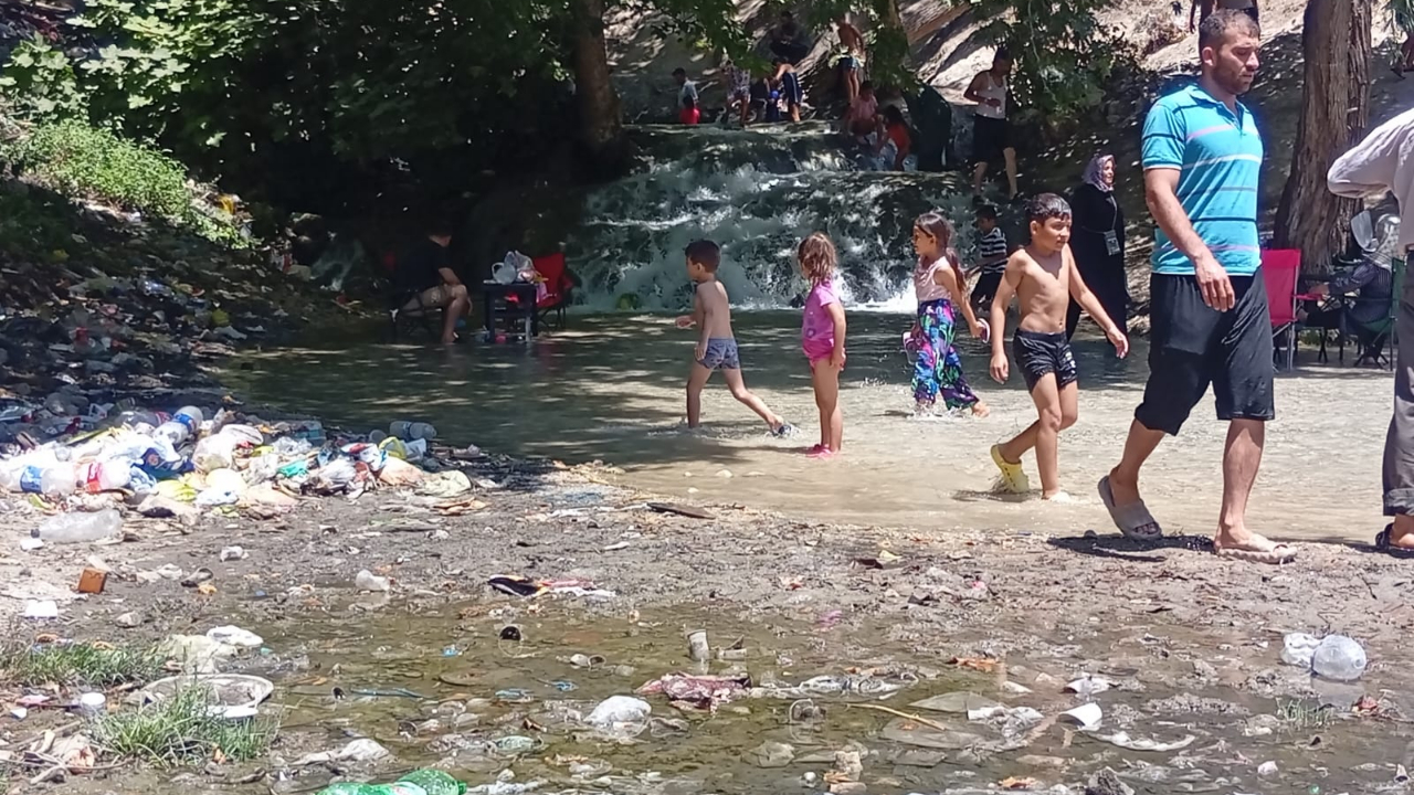 Karpuz Çatlatan Serinlik Çöplerin Esiri Oldu