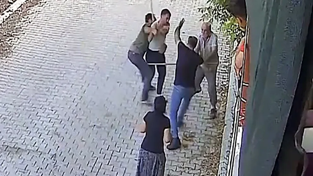 Dehşet! Bir Evladını Öldürdü, Diğerini Ağır Yaraladı!
