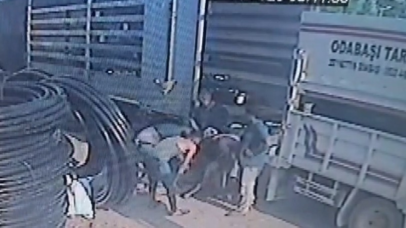Kamyon İle Tır Arasında Sıkıştı: Ölümden Döndü!