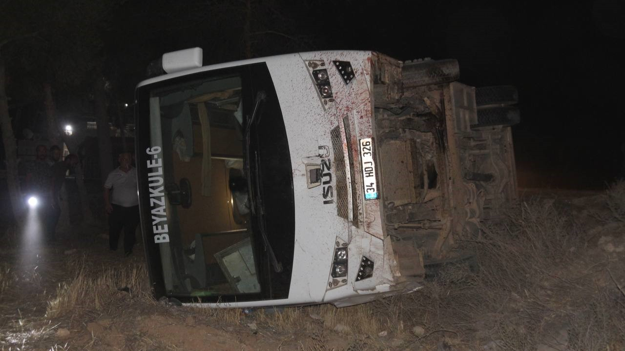 İşçi Servisi Eşeğe Çarpıp Devrildi: 15 Kişi Yaralandı