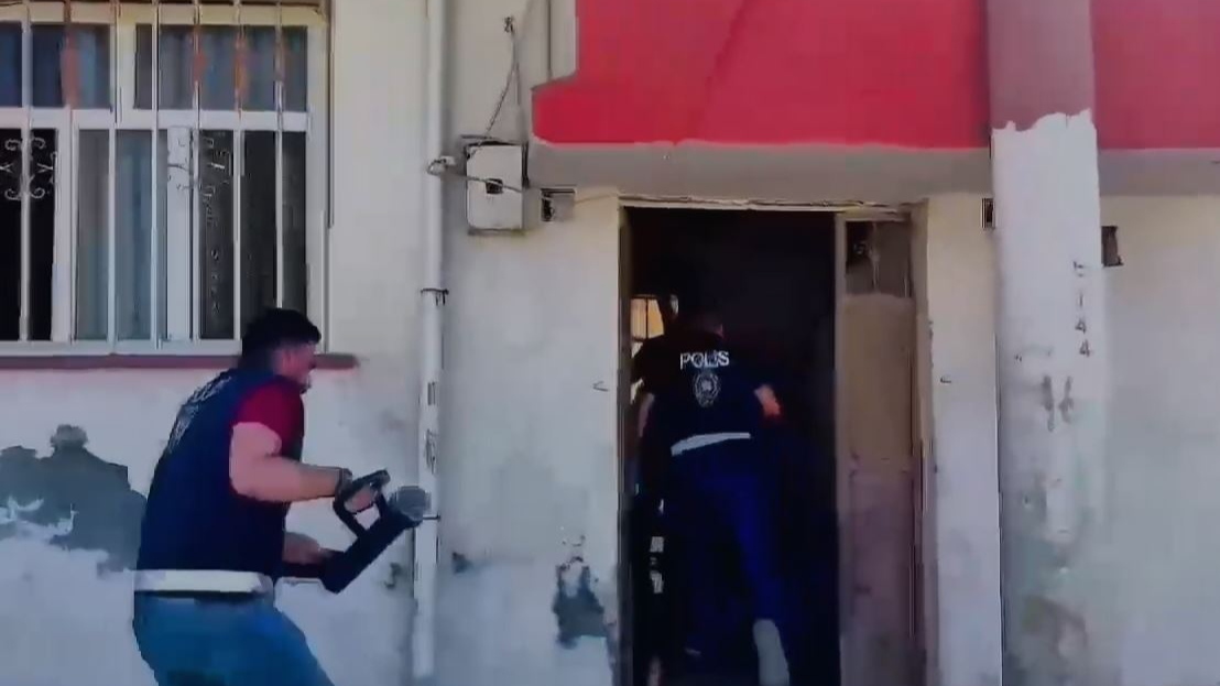 Şanlıurfa'da Polis Kılığına Giren Dolandırıcılara Operasyon!
