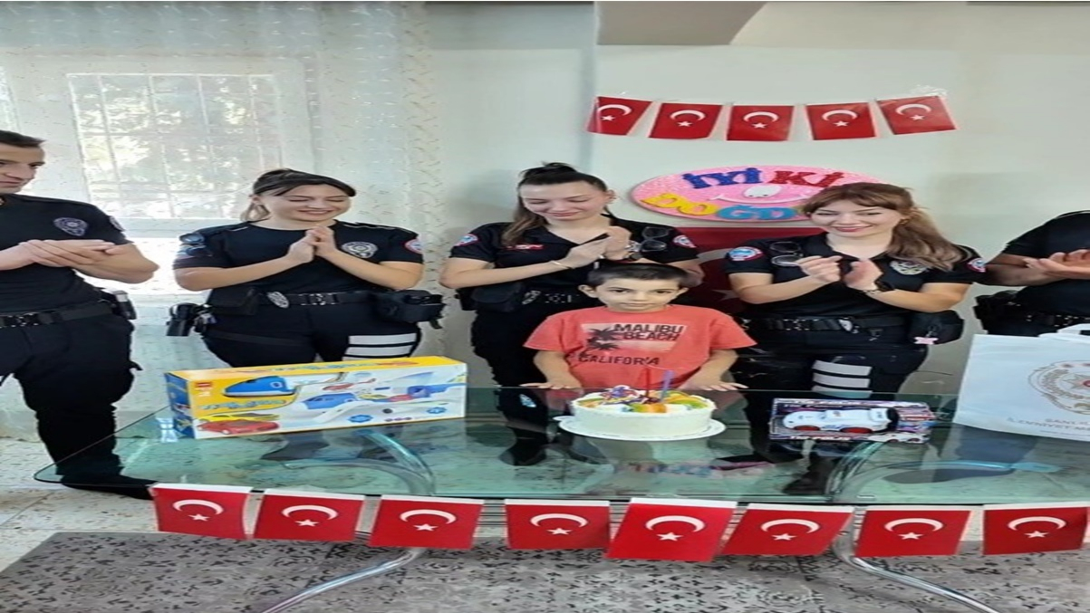 Şanlıurfa’da Polislerden Minik Hastaya Doğum Günü Sürprizi