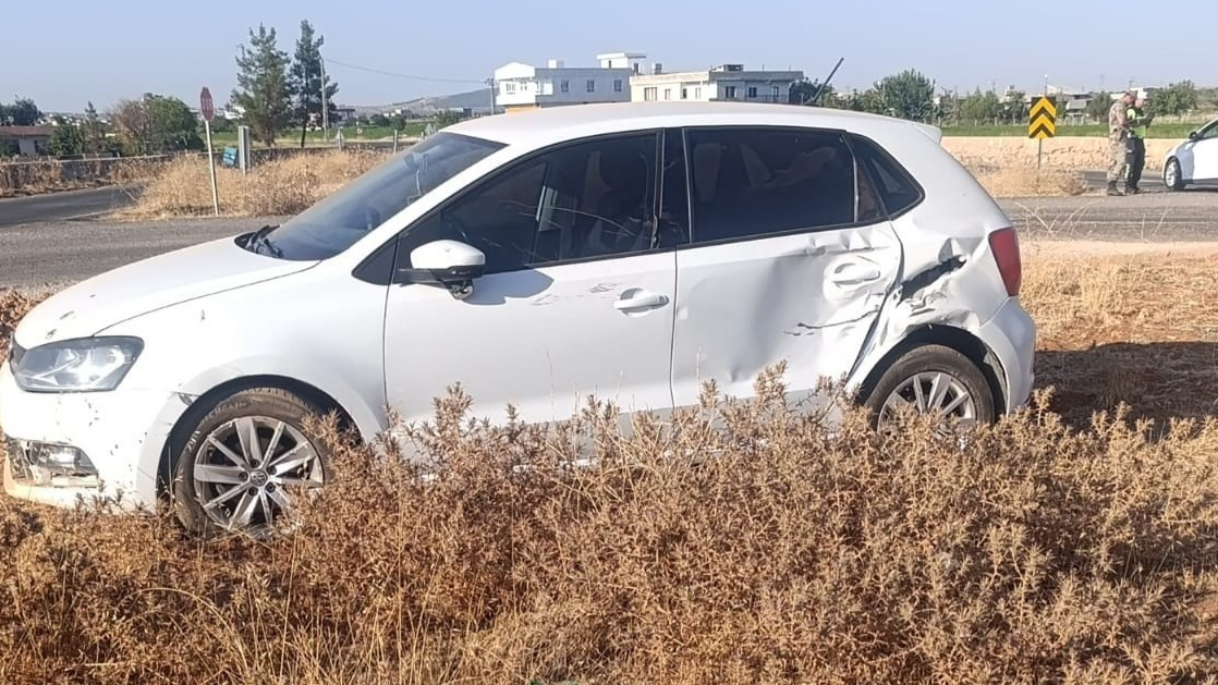 Şanlıurfa'da Motosiklet Sürücüsü Otomobile Çarpıp Yaralandı